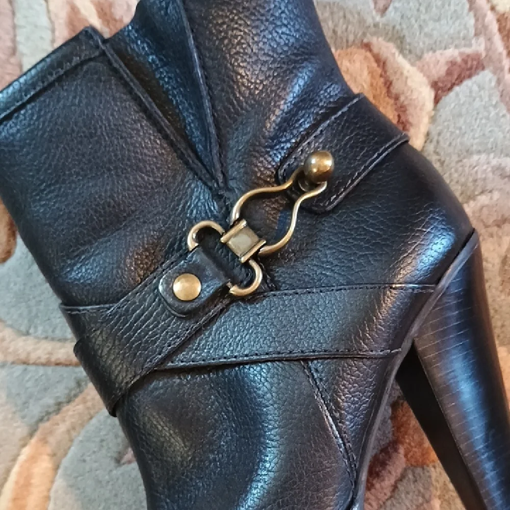 NWOT Black Leather Cynthia Vincent Ankle Boots with Dust Cover - Picture 12 of 15
